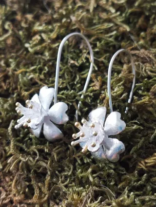 Pendientes Plata Flor con Detalles Dorados