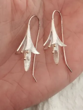 Pendientes Plata Flor con Detalles Dorados