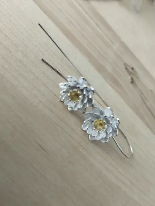 Pendientes Plata Flor con Detalles Dorados