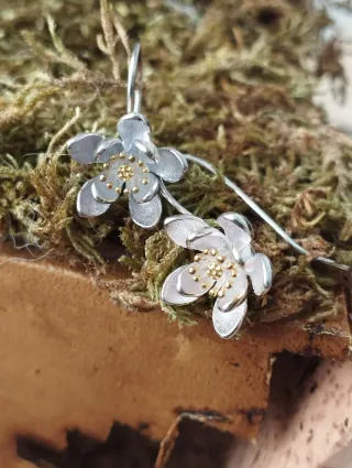 Pendientes Plata Flor con Detalles Dorados