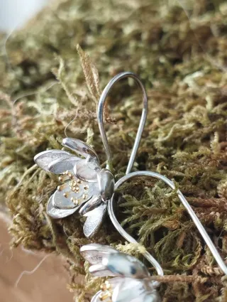 Pendientes Plata Flor con Detalles Dorados