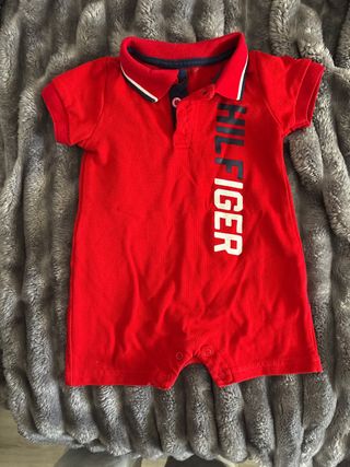 Body Tommy Hilfiger Rojo talla 6-9 meses
