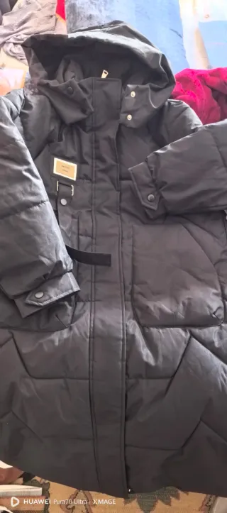 Abrigo negro largo con capucha