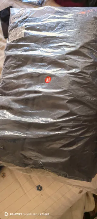 Abrigo negro largo con capucha