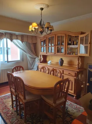 Alacena, mesa y 6 sillas de madera