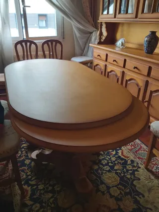 Alacena, mesa y 6 sillas de madera