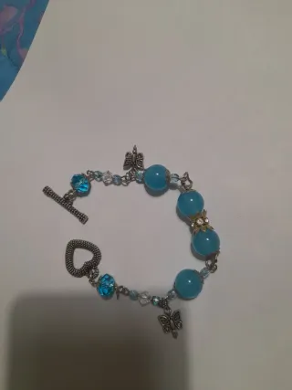 Bracciale con farfalle e perle azzurre
