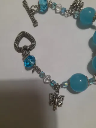 Bracciale con farfalle e perle azzurre