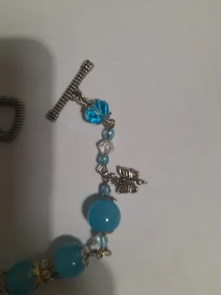 Bracciale con farfalle e perle azzurre