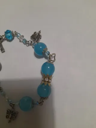 Bracciale con farfalle e perle azzurre