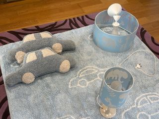 Alfombra infantil coches, lámparas y cojines
