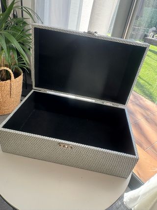 Caja baúl brillante con cierre