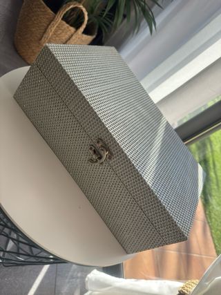 Caja baúl brillante con cierre