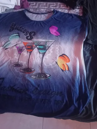 Camiseta con mariposas y copas