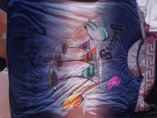 Camiseta con mariposas y copas