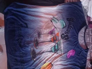 Camiseta con mariposas y copas