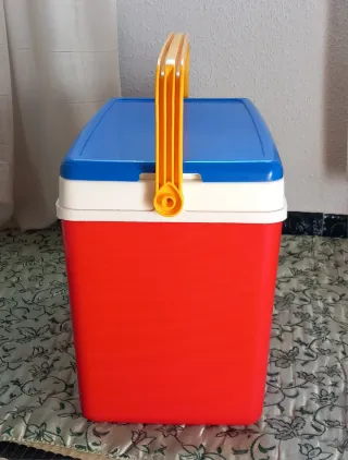 Nevera portátil roja y azul