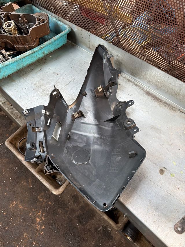 Tapa frontal izquierda Yamaha T-Max 560