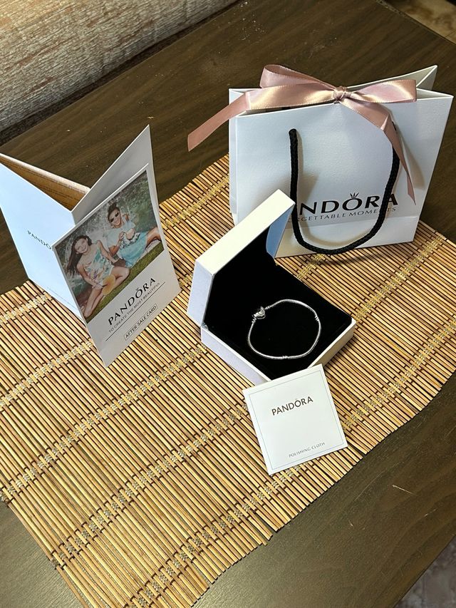 Pulsera Pandora con caja y accesorios