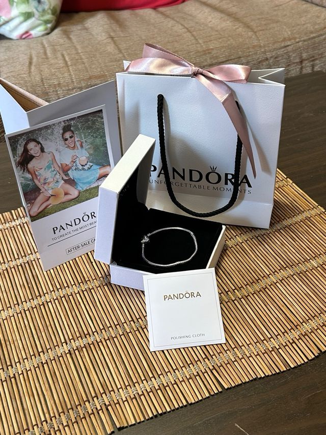 Pulsera Pandora con caja y accesorios