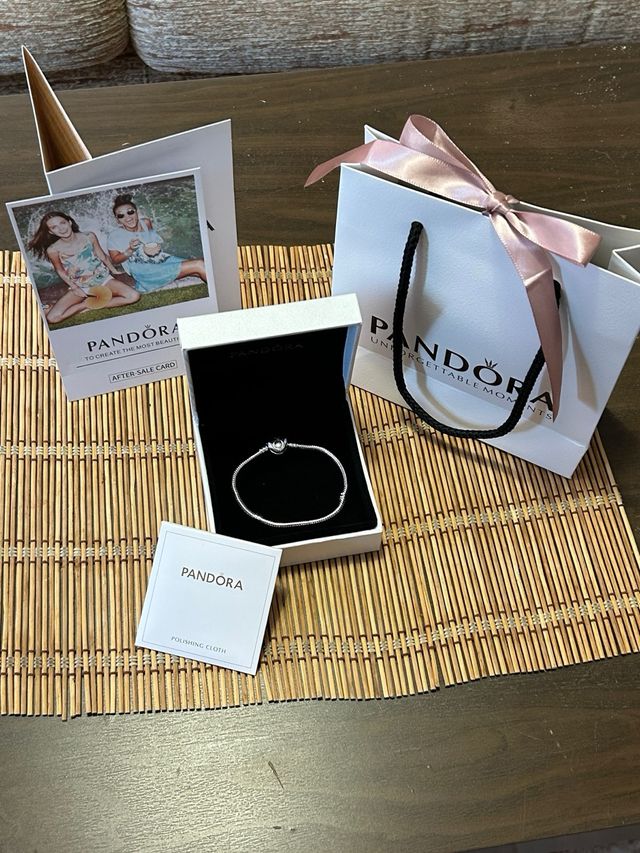 Pulsera Pandora con caja y accesorios
