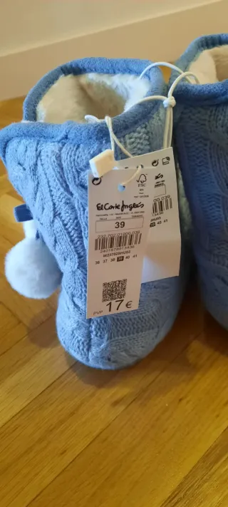 Botines azules de casa con pompones