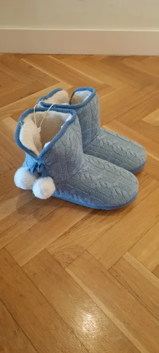Botines azules de casa con pompones