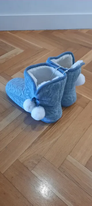 Botines azules de casa con pompones