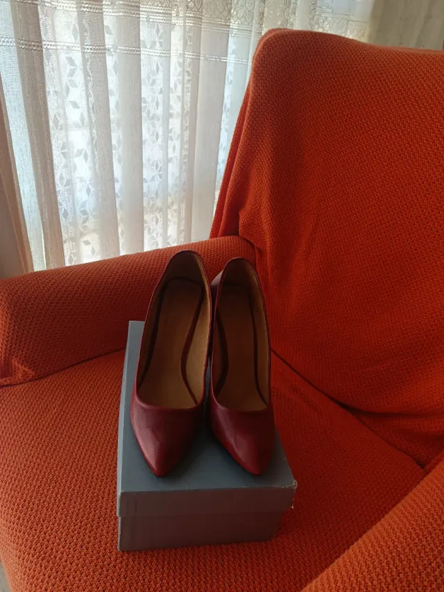 Zapato salón tacón color granate