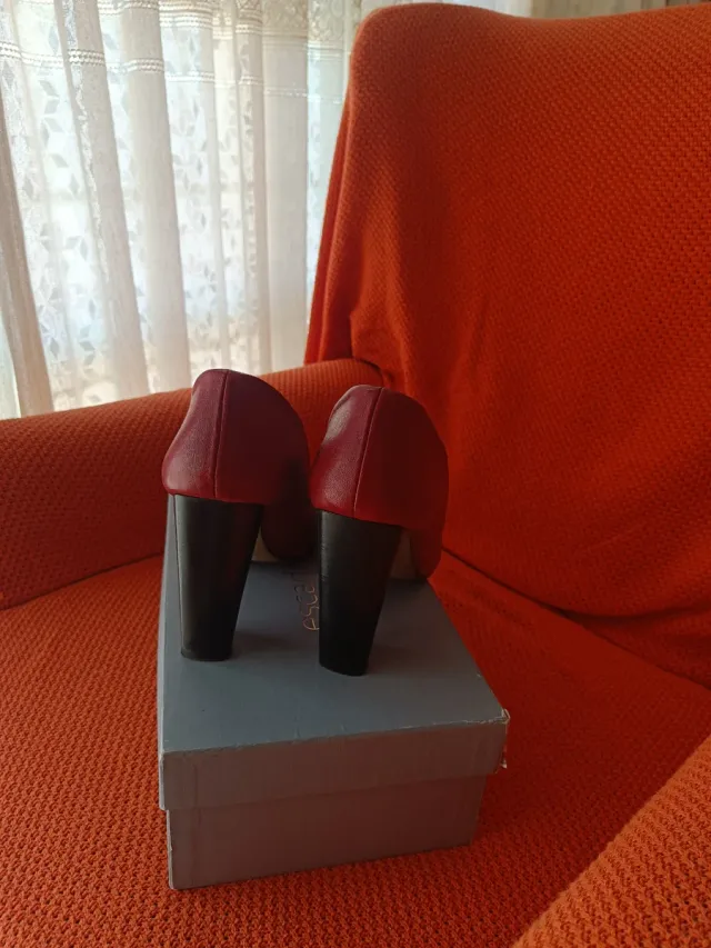 Zapato salón tacón color granate