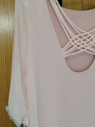 Blusa rosa con tiras cruzadas