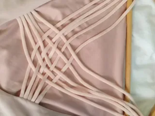 Blusa rosa con tiras cruzadas