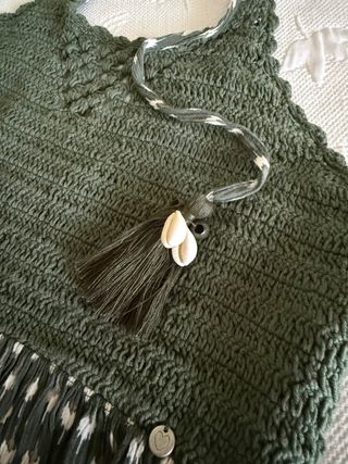 Top crochet en verde cacería atado al cuello