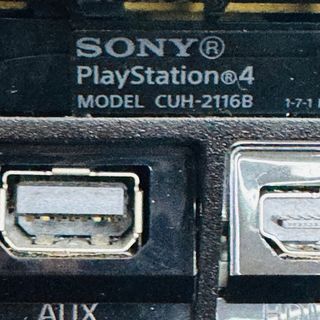 PS4 Slim + 2 Controller + 4 Giochi