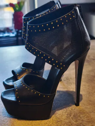 Sandali neri con tacco 15 e borchie oro