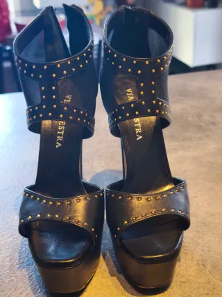 Sandali neri con tacco 15 e borchie oro