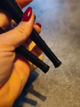 Sandali neri con tacco 15 e borchie oro