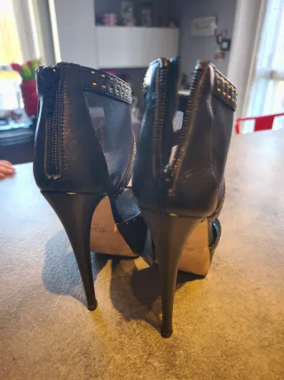 Sandali neri con tacco 15 e borchie oro