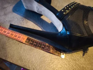 Sandali neri con tacco 15 e borchie oro