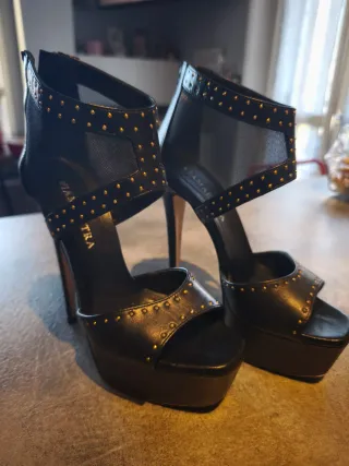 Sandali neri con tacco 15 e borchie oro