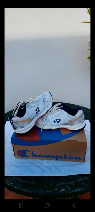 Zapatillas deportivas Yonex blancas y naranjas