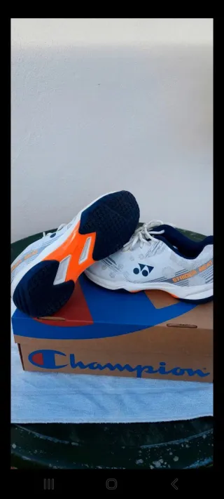 Zapatillas deportivas Yonex blancas y naranjas