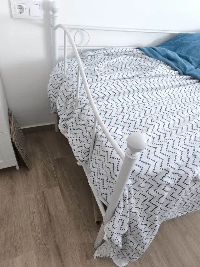 Cama de aluminio blanca