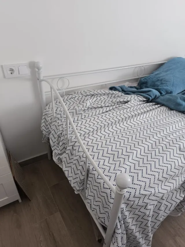 Cama de aluminio blanca