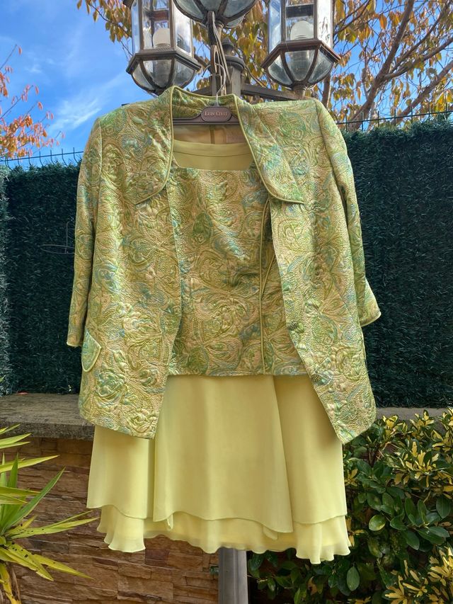 Elegante traje de ceremonia