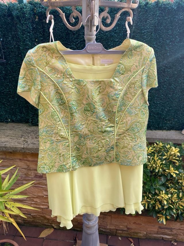 Elegante traje de ceremonia