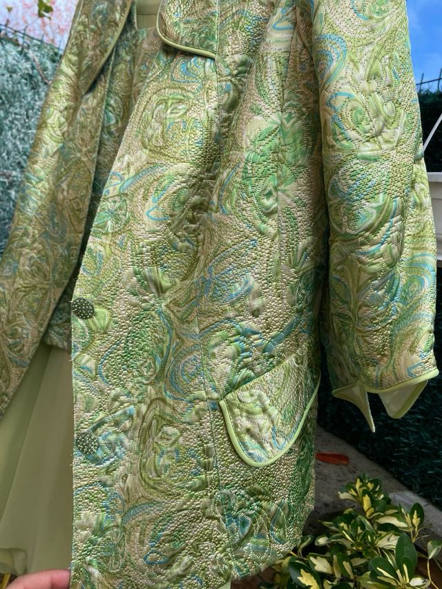 Elegante traje de ceremonia