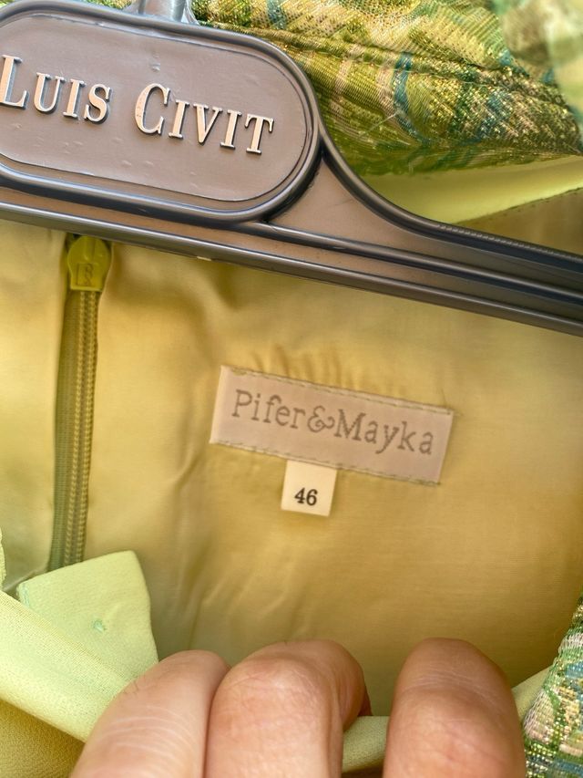 Elegante traje de ceremonia