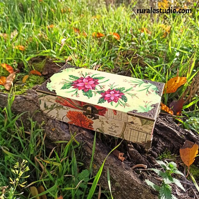 Joyero pintado a mano con flores de pascua Navidad