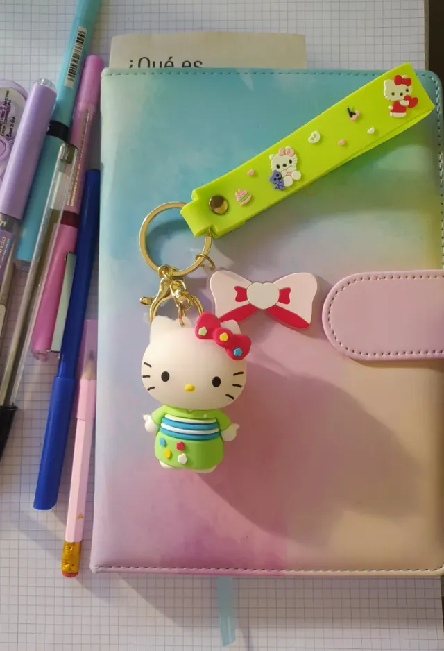 Llavero Hello Kitty con colgante de lazo